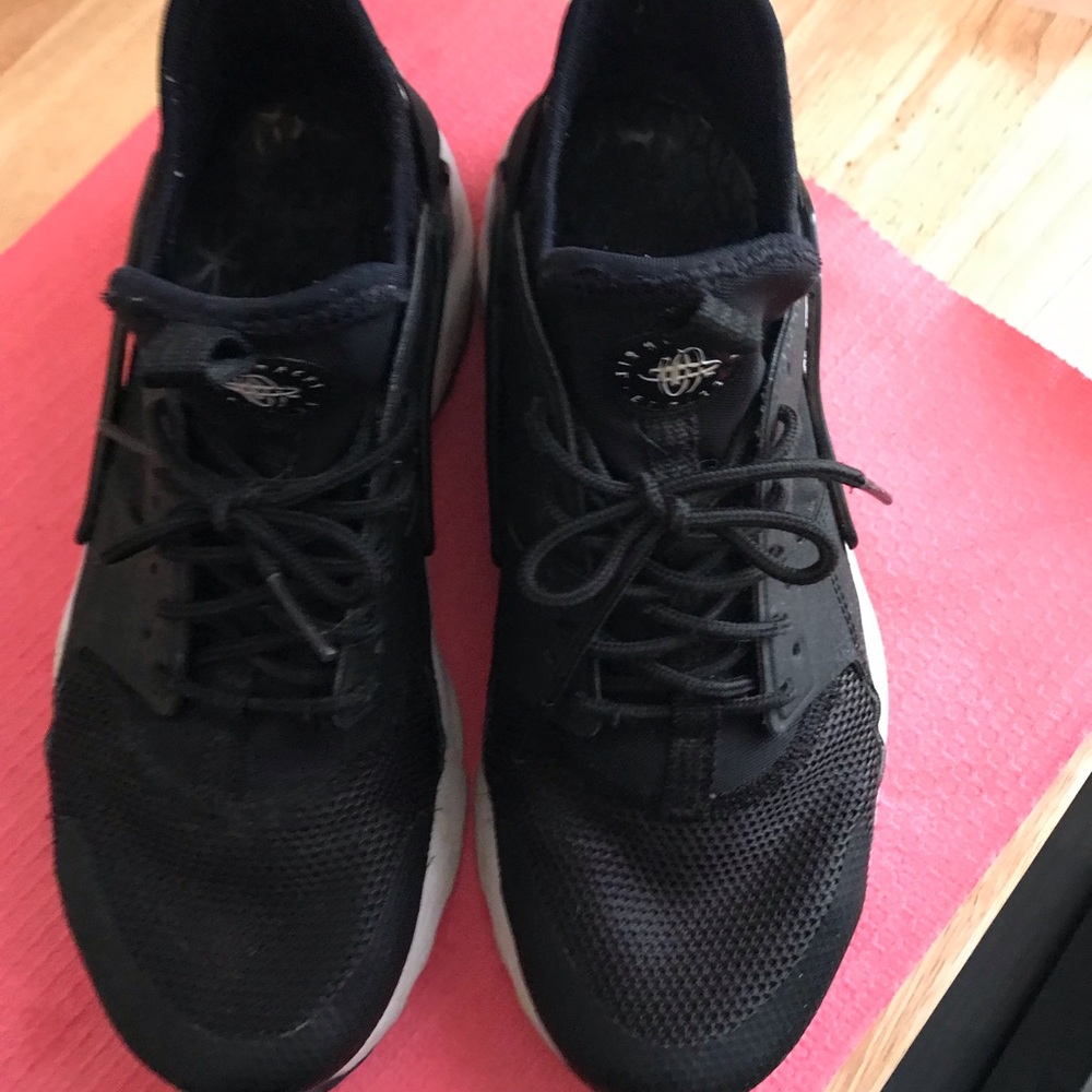 Nike Huarache 6.5Y (size 8 women) Black & White